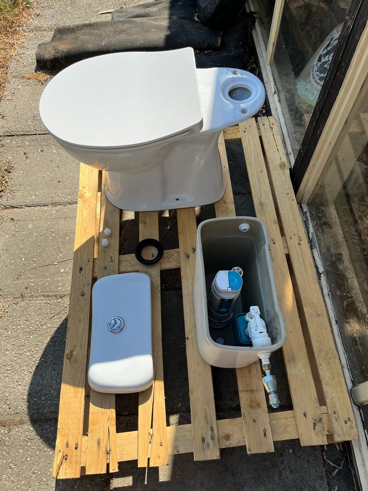 Witte toiletpot met stortbak en wc-bril, Ophalen, Zo goed als nieuw, Toilet
