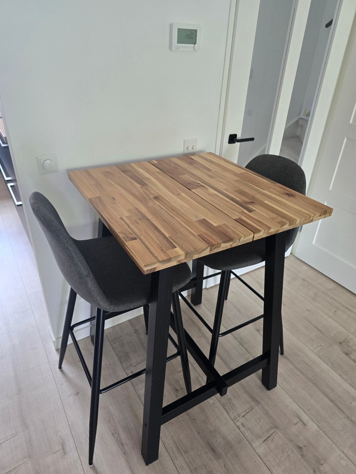 Ikea SKOGSTA bartafel met 2 barkrukken, Ophalen, Gebruikt, Met voetsteun, 90 cm of meer