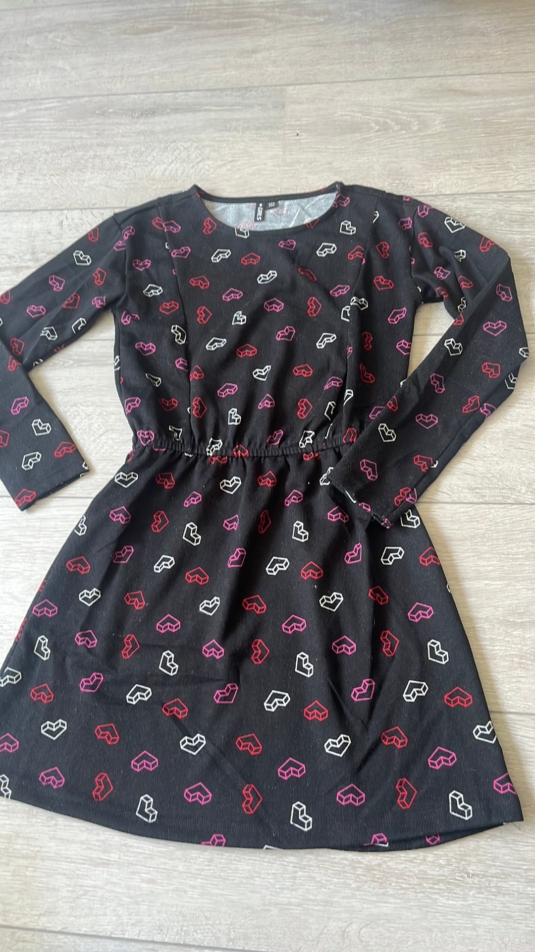 Zgan zwart jurkje met hartjes print 140, Kinderen en Baby's, Ophalen of Verzenden, Zo goed als nieuw, Meisje, Jurk of Rok