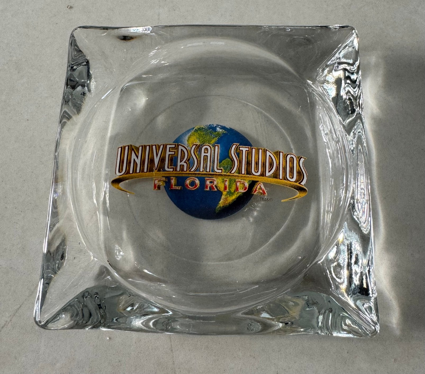 Universal Studios Florida glazen asbak glas vierkant film, Ophalen of Verzenden, Zo goed als nieuw, Film, Gebruiksvoorwerp