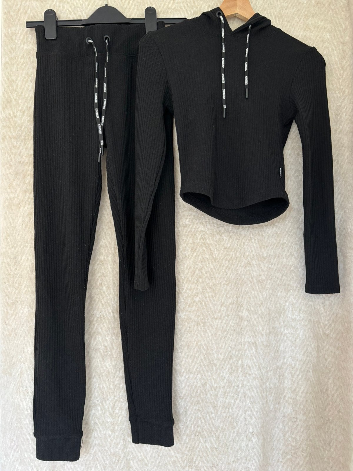 Stronger lounge set (broek: S | top: XS), Kleding | Dames, Ophalen of Verzenden, Nieuw, Maat 36 (S), Zwart