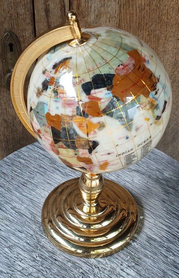 Decoratieve Wereldbol van Edelsteen met Gouden Voet, Draaibaar, Overige typen, Ophalen of Verzenden, Zo goed als nieuw