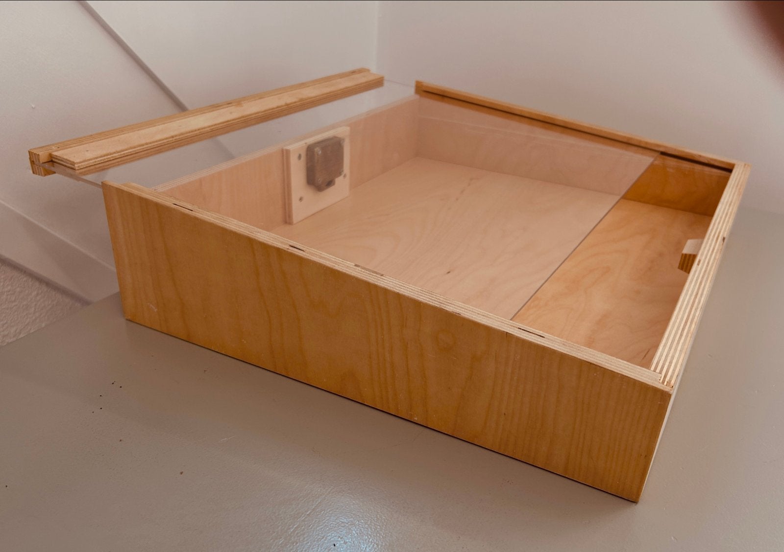 Houten vitrinekastje met slot en plexiglas deksel, Ophalen of Verzenden, Zo goed als nieuw