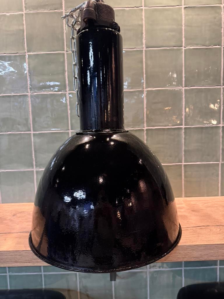 2 idendieke mooie oude  emaille bouwhaus hanglampen zwart, Ophalen, Gebruikt, 50 tot 75 cm, Bouwhaus emaille oud