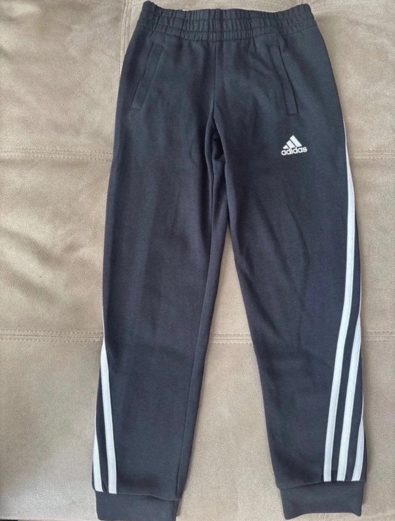 Adidas trainingsbroek zwart/wit 8-9 jaar – 3 strepen, Broek, Adidas, Jongen of Meisje, Ophalen of Verzenden
