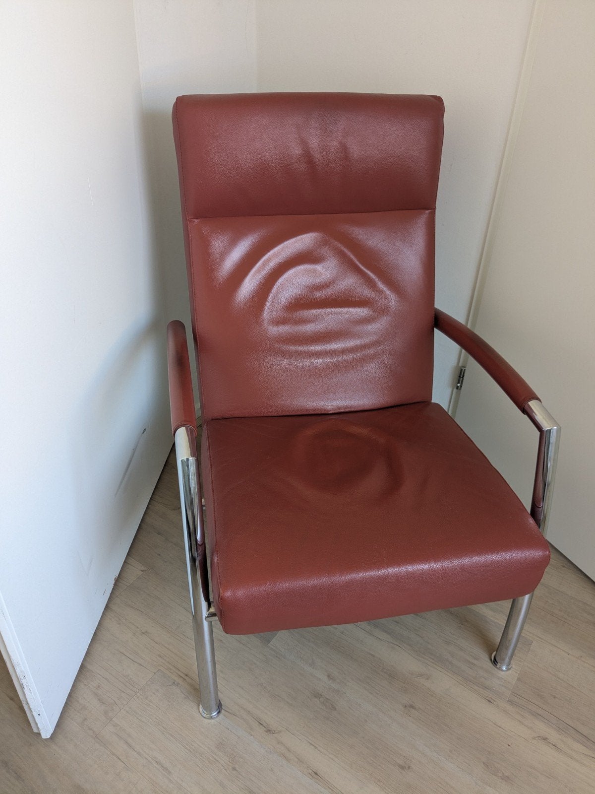Leolux fauteuil, bruin leer met chromen onderstel, Ophalen, Gebruikt, 75 tot 100 cm, Modern, Tijdloos