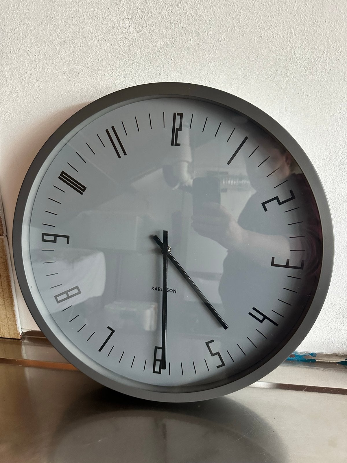 Moderne Karlsson wandklok - Grijs, Analoog, Ophalen, Zo goed als nieuw, Wandklok