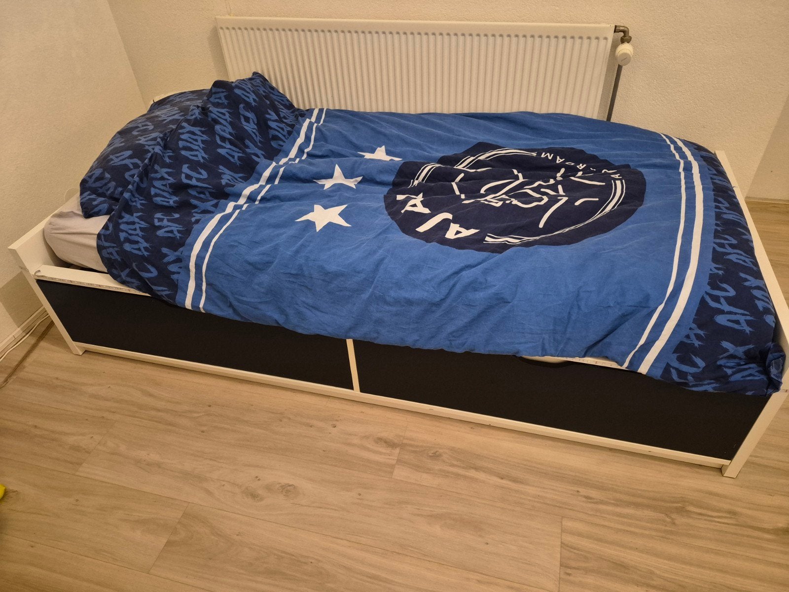 2x Ikea Flaxa bedden 90x200 zwart wit met lades, Ophalen, 85 tot 100 cm, Gebruikt, Lattenbodem