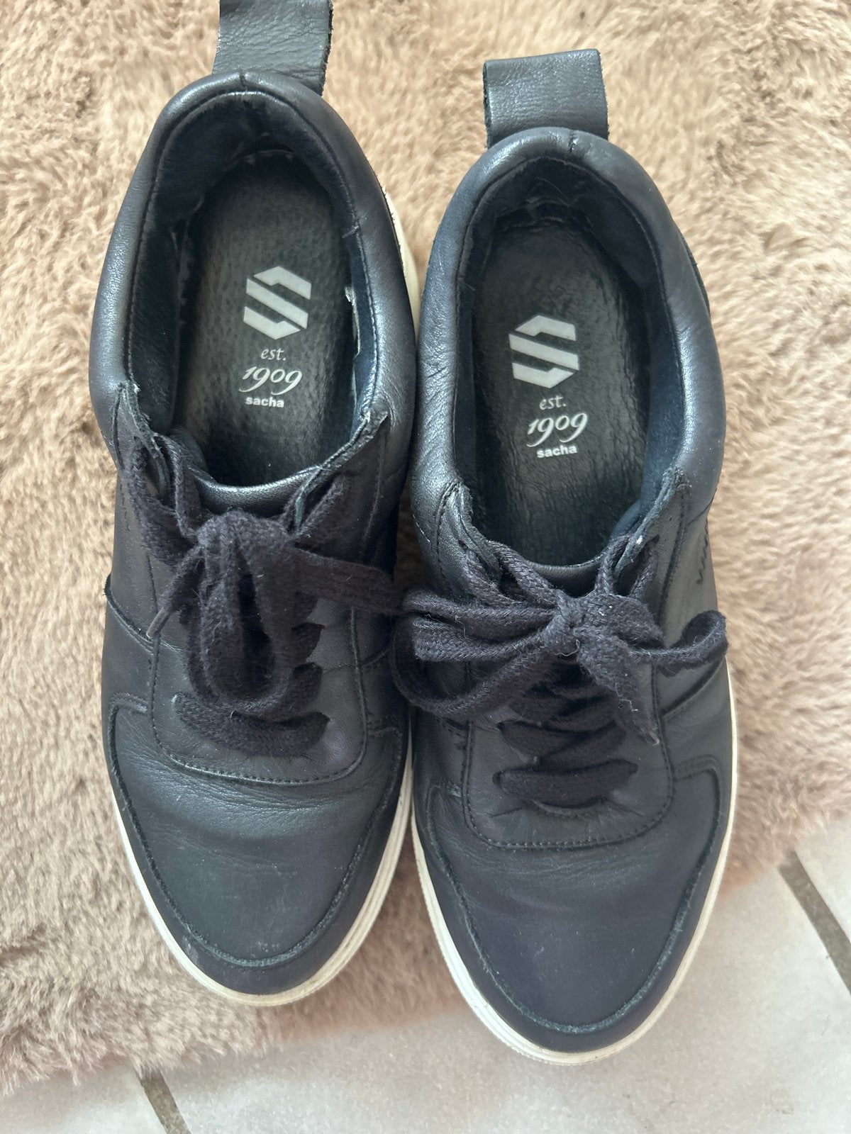 Zwarte Sacha sneakers van zacht leer - Maat 39, Kleding | Dames, Schoenen, Ophalen of Verzenden, Gedragen, Zwart, Sneakers of Gympen