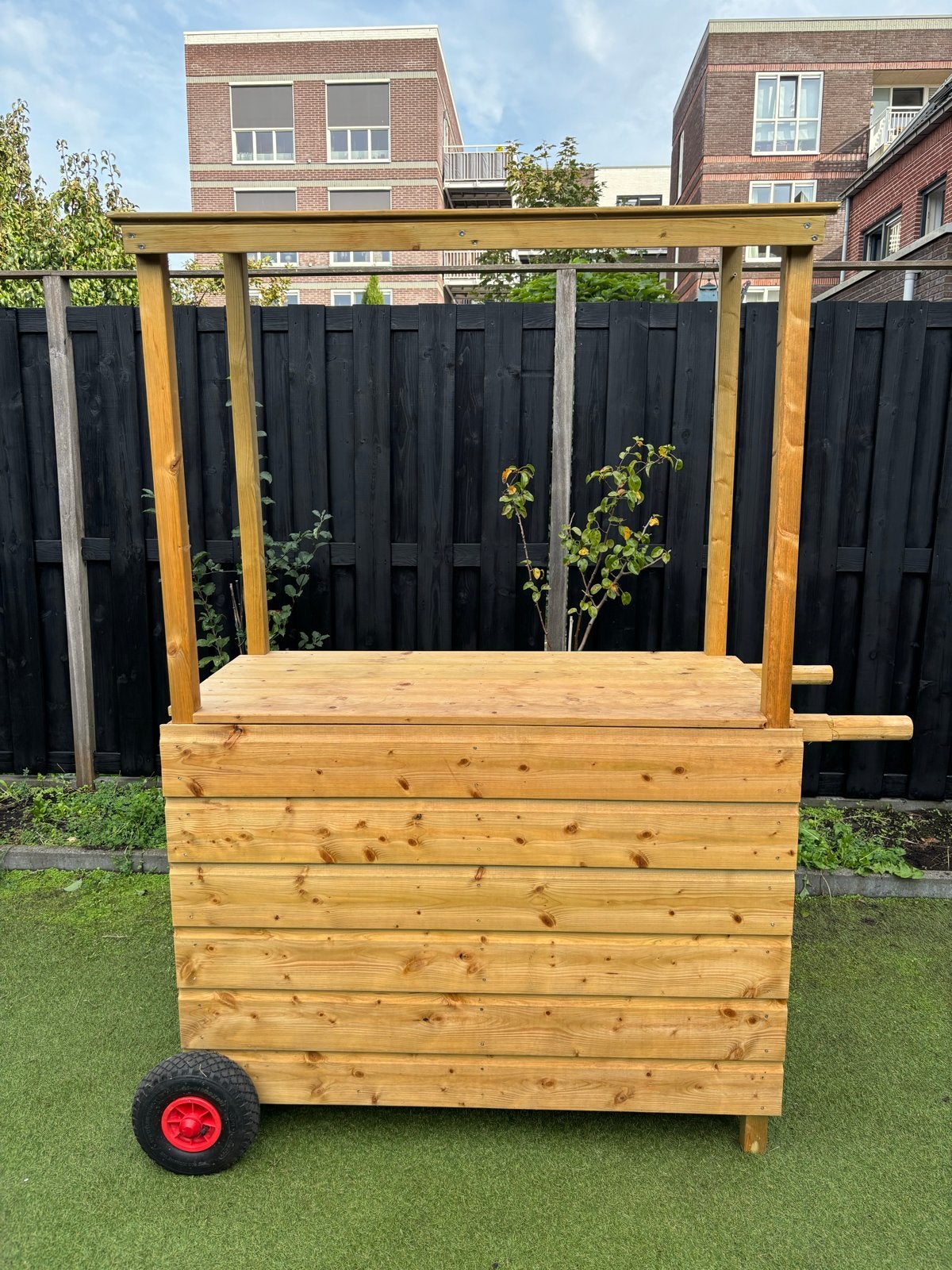 Houten verkoopkraam/speelkraam met wielen, Ophalen, Zo goed als nieuw