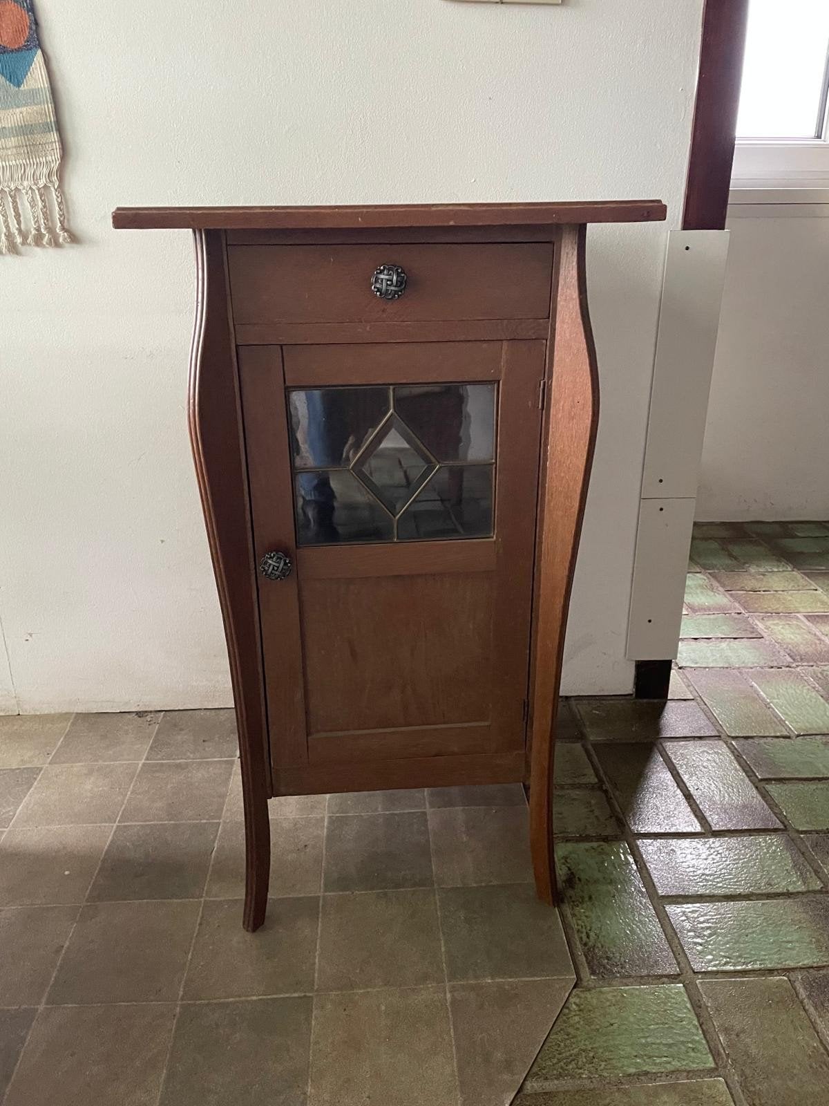 Oud houten kastje met glas-in-lood deur, Ophalen