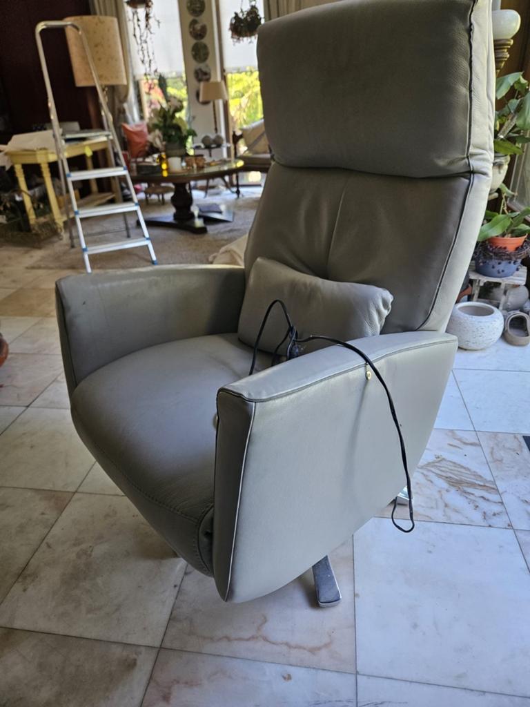 Elektrisch verstelbare stoel, leer, met massage en warmte, Huis en Inrichting, Fauteuils, Ophalen, Gebruikt, Modern, 50 tot 75 cm