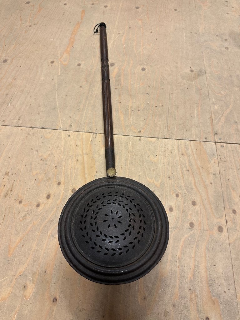 Antieke koperen beddenpan met houten steel, Ophalen