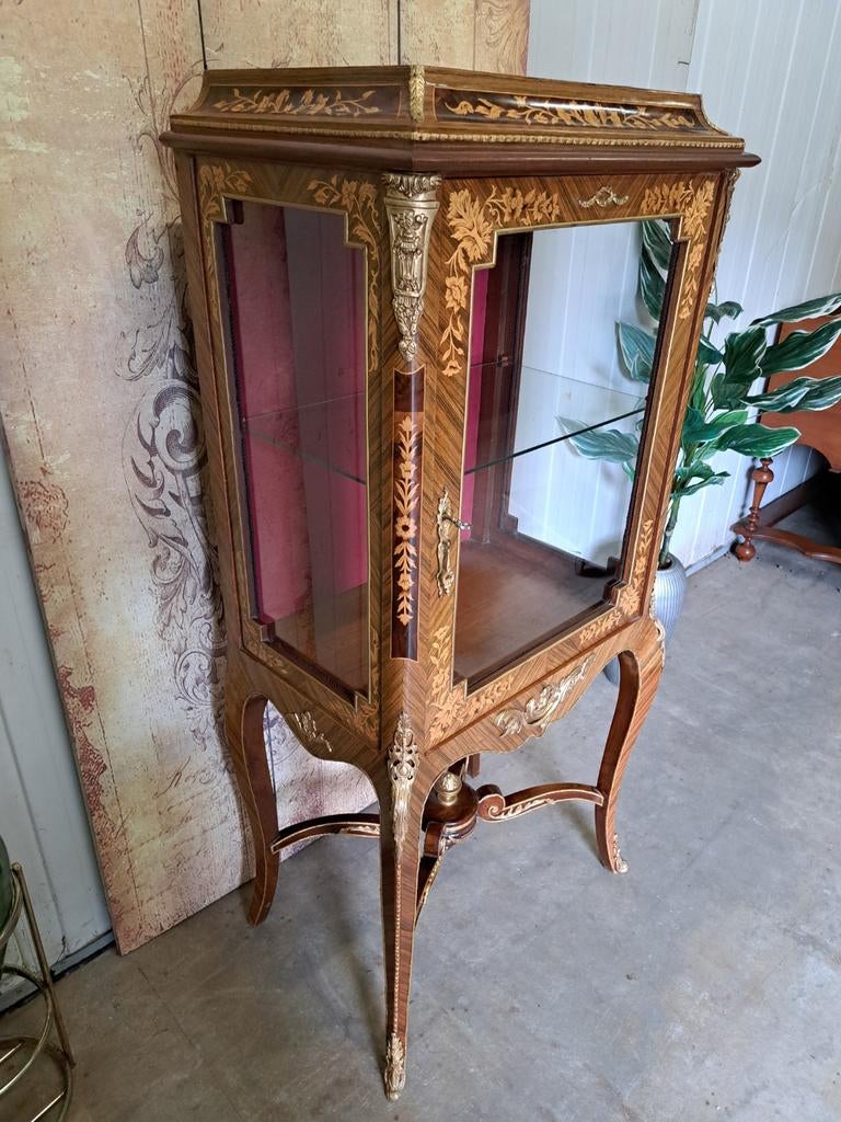 Klassieke rozen fineer 1-deurs vitrine, servieskast., Huis en Inrichting, Kasten | Vitrinekasten, Ophalen, 25 tot 50 cm, 150 tot 200 cm