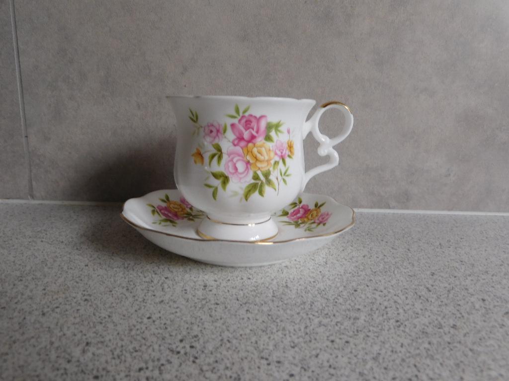 Kop en schotel Fine Bone China Country Bouquet Royal Ascot, Antiek en Kunst, Antiek | Servies los, Ophalen of Verzenden