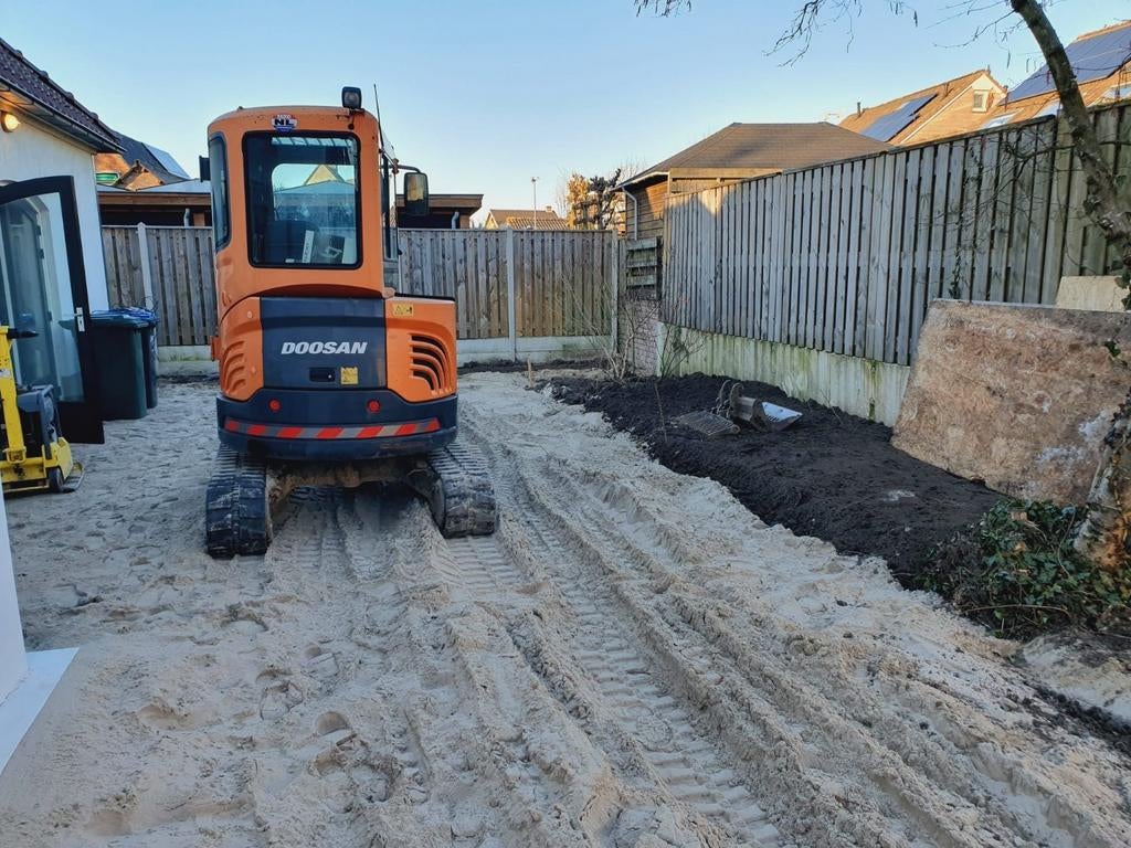 Foto 5 van Minigraver en minishovel met machinist,