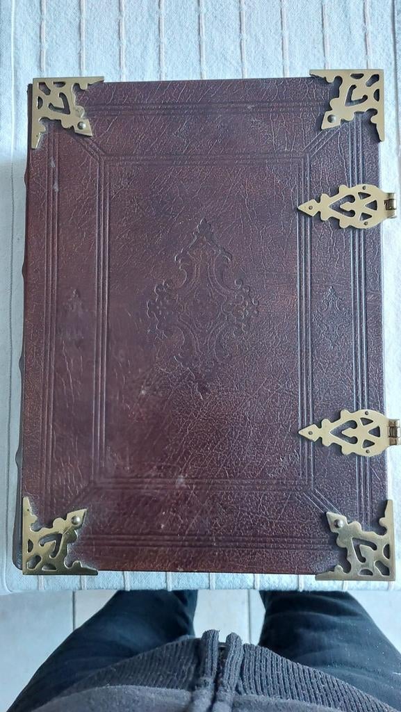 Oude Bijbel met koperen beslag en sloten, Antiek en Kunst, Antiek | Boeken en Bijbels, Ophalen, Onbekend
