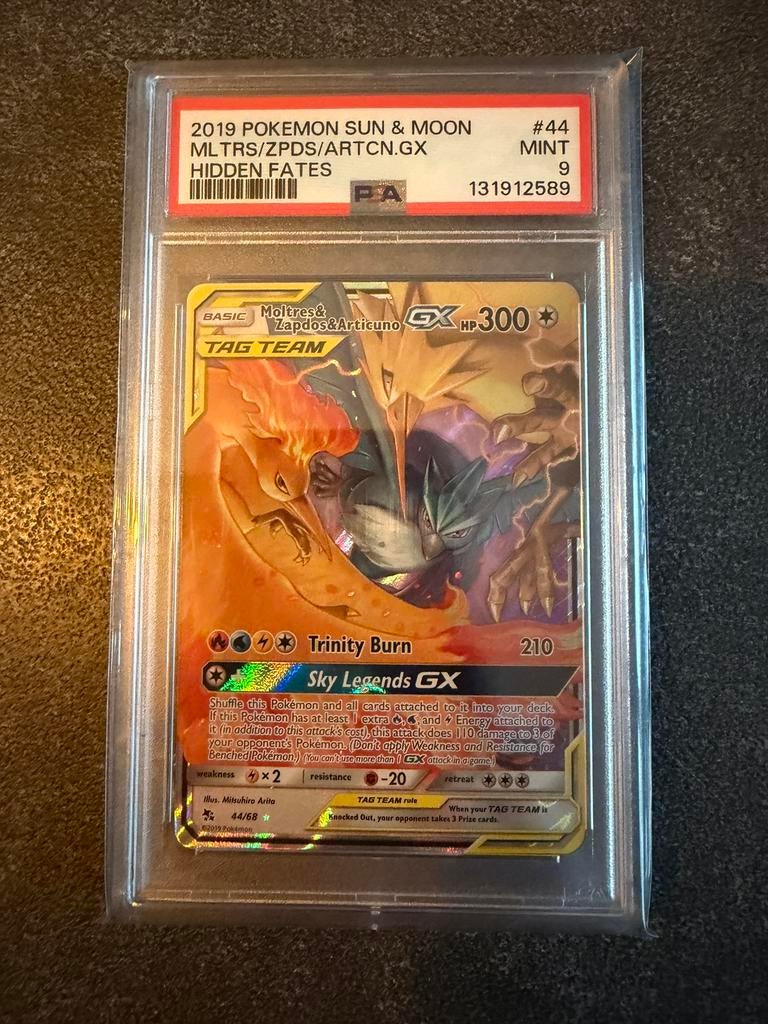 Moltres Zapdos Articuno 44 Pokémon Hidden Fates Graded PSA 9, Ophalen of Verzenden, Zo goed als nieuw