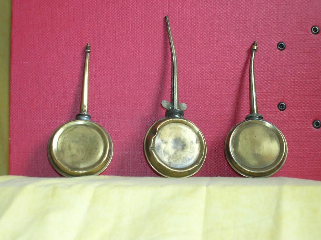 DRIE OLIE SPUITJES IN 1 KOOP 3 OUDERWETS OLIESPUITJES, Antiek en Kunst, Antiek | Gereedschap en Instrumenten, Ophalen of Verzenden