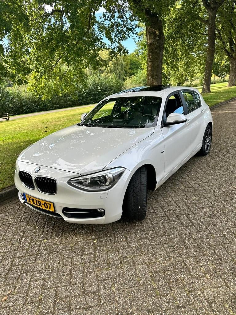 BMW 1-Serie 114I 75KW 5-DR 2013 Wit (Inruil mogelijk), Auto's, 1-Serie, 65 €/maand, Achterwielaandrijving, Zwart