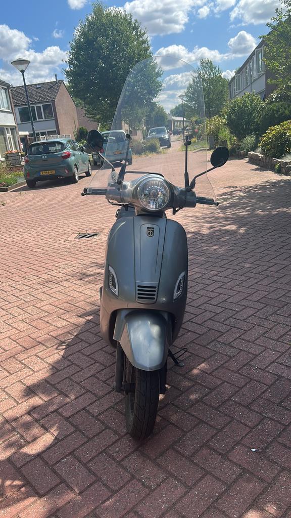 Riva scooter 2021 model, Fietsen en Brommers, Scooters | Vespa, Zo goed als nieuw, Overige modellen, Maximaal 25 km/u, Benzine