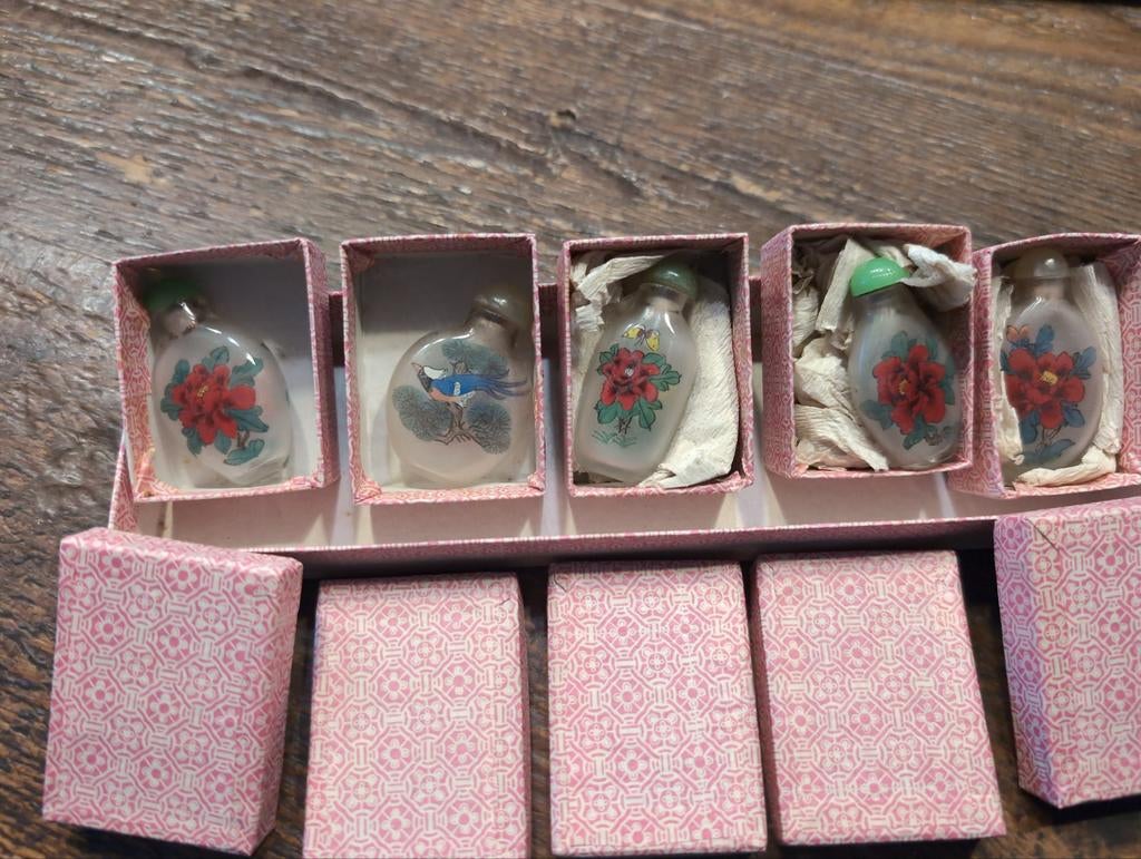 5 Chinese snuifflesjes in originele doos, Antiek en Kunst, Ophalen