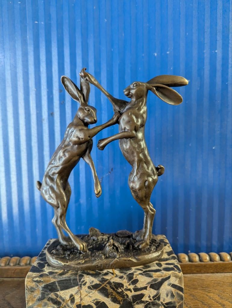 Bronzen beeld van vechtende hazen op marmeren voet, Antiek en Kunst, Ophalen of Verzenden