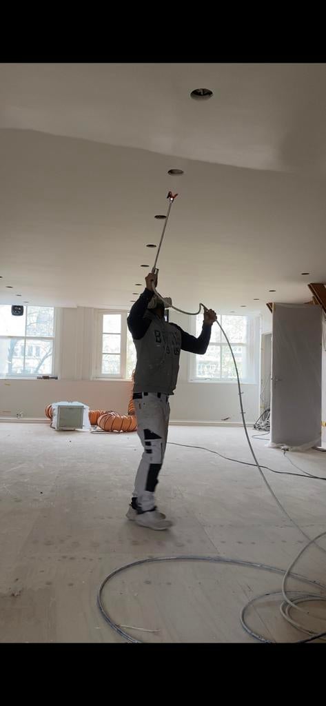 Latex en/of houtwerk spuiten. Wanden plafond deuren kozijnen