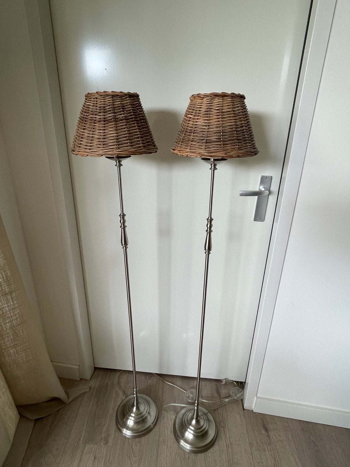 Set van 2 staande lampen met rieten kap, Ophalen, Zo goed als nieuw, Metaal, 150 tot 200 cm