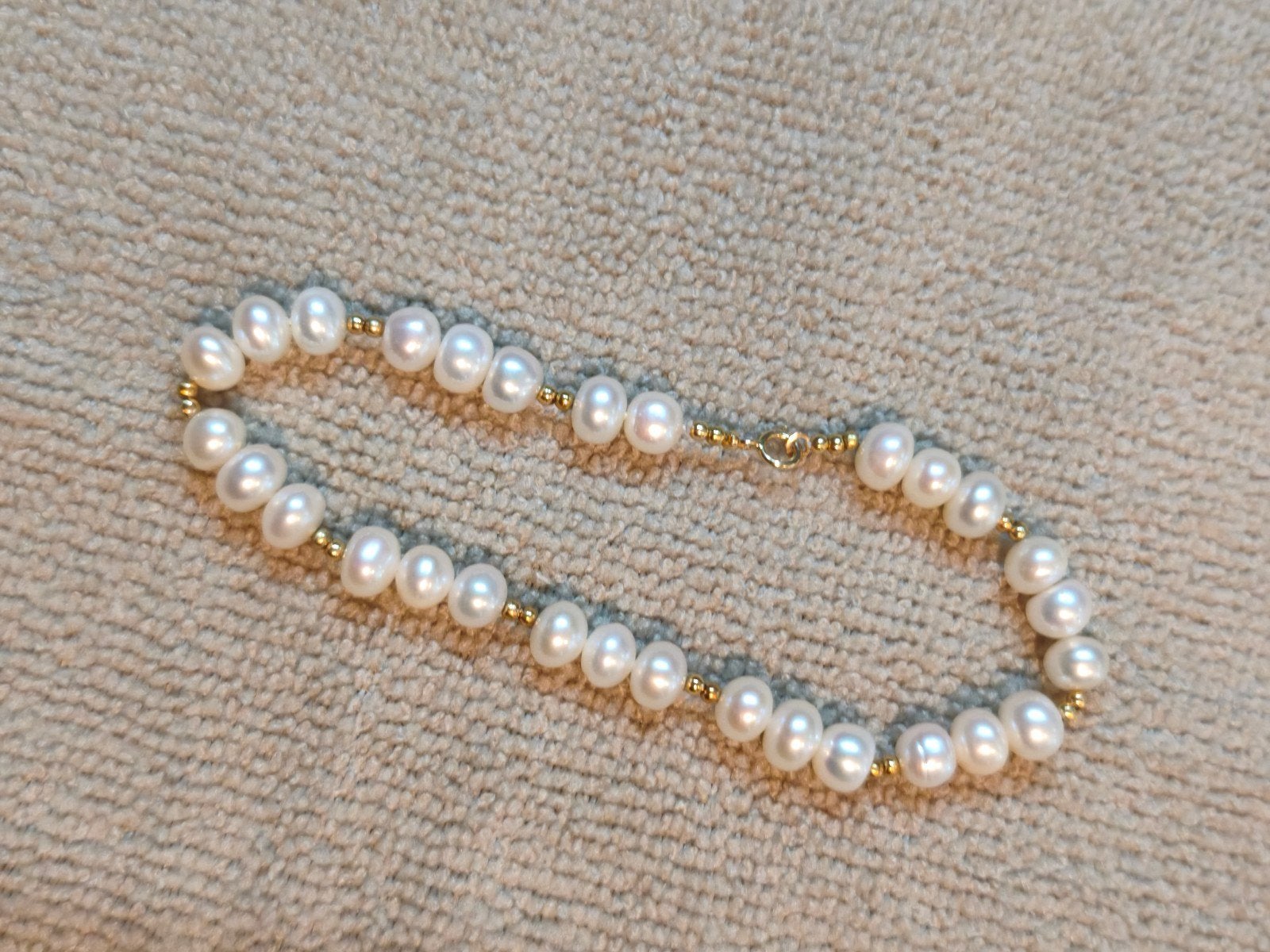 Armband zoetwater parels 18 karaat sluiting en bolletjes

Le, Ophalen, Zo goed als nieuw, Met edelsteen, Goud