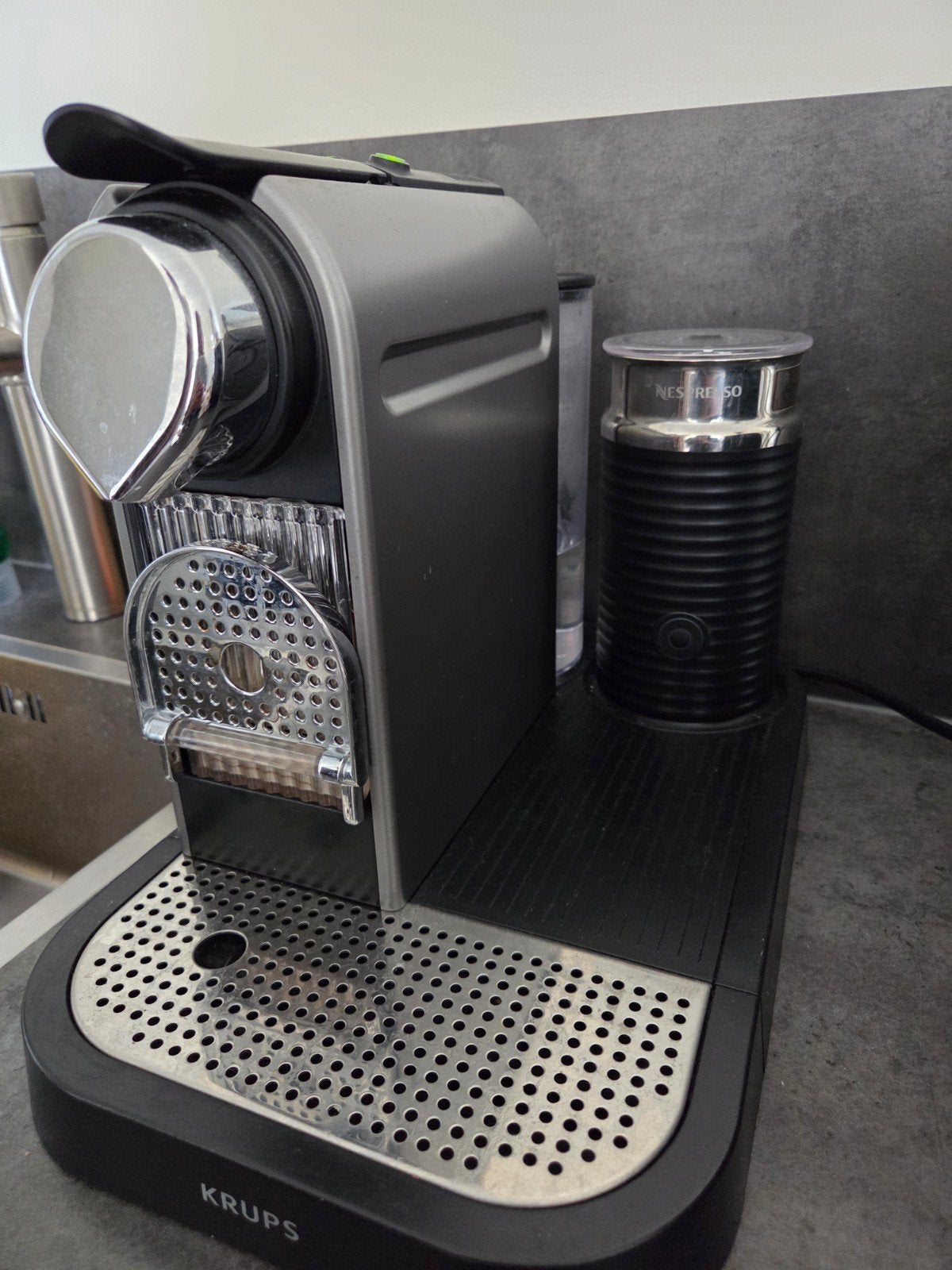 Nespresso Krups met melkopschuimer (alleen opschuimer werkt), Ophalen, Koffiemachine, 1 kopje, Niet werkend