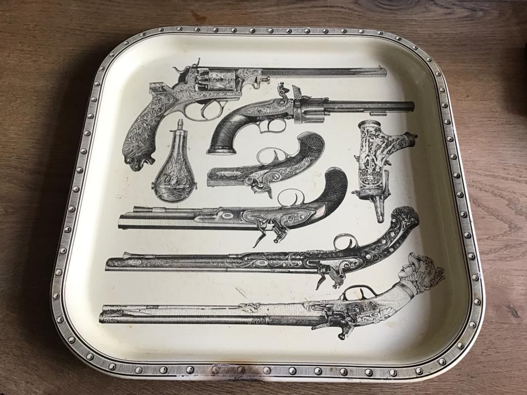 “PIERRE FORNASETTI”ORGINELE PISTOLE TRAY/DIENBLAD, Ophalen of Verzenden