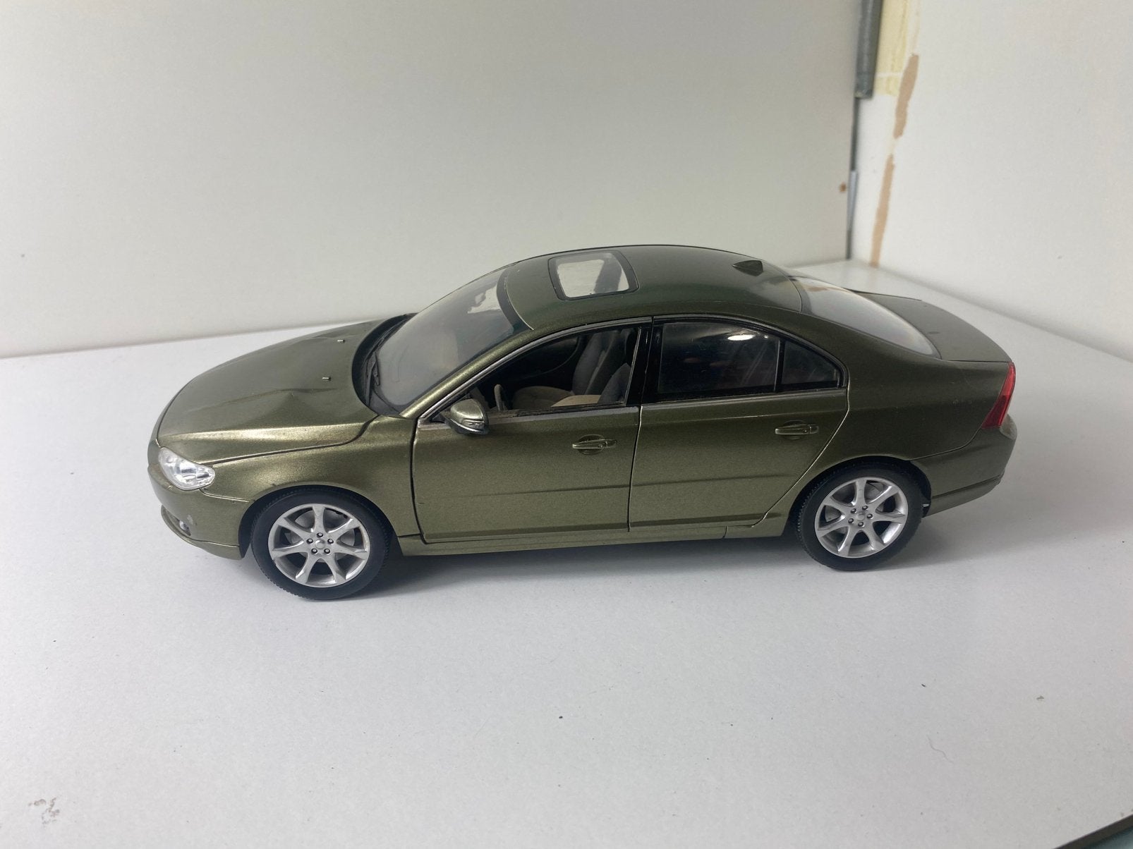 1:18 VOLVO S80-“official Volvo licensed”-kunststof model, Ophalen of Verzenden, Auto, Overige merken