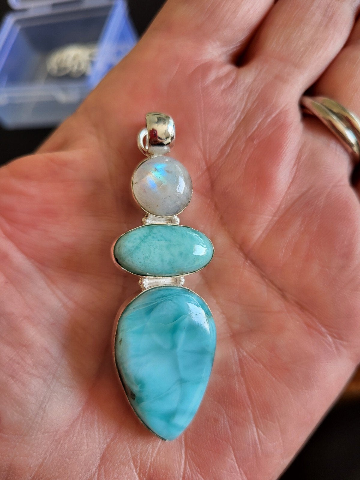 KETTINGHANGER MET LARIMAR EN MAANSTEEN IN ZILVER GEVAT, Overige voorstellingen, Blauw, Nieuw, Ophalen of Verzenden