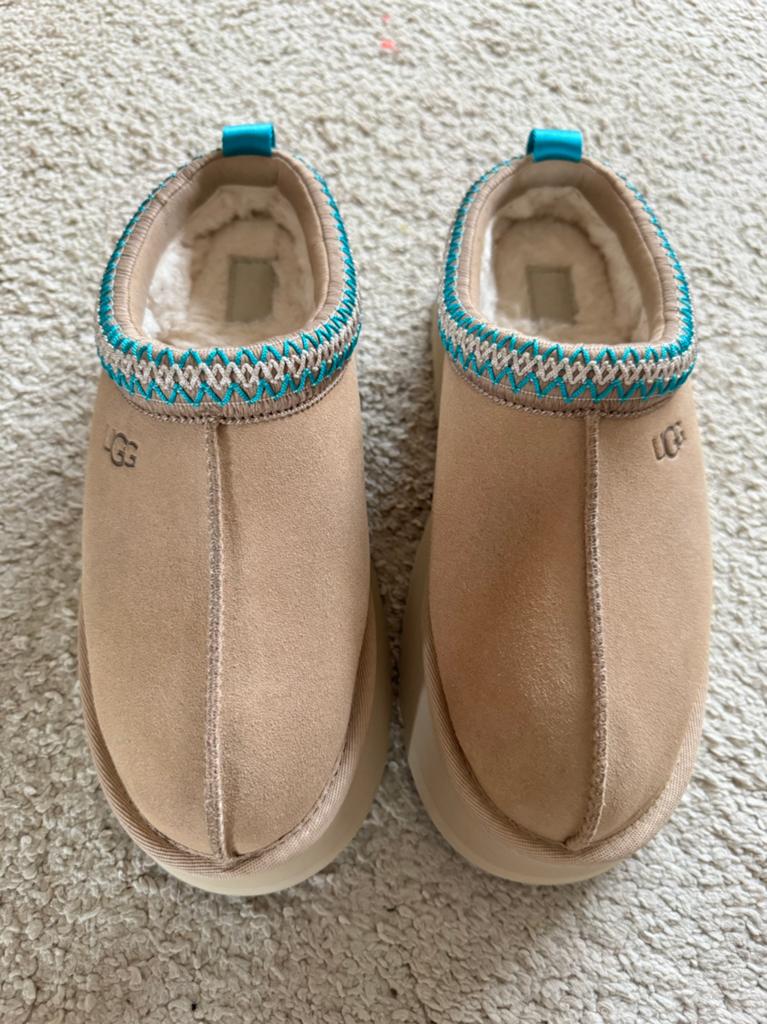 NIEUWE UGG maat 40, Nieuw, Ophalen of Verzenden, Instappers, Beige