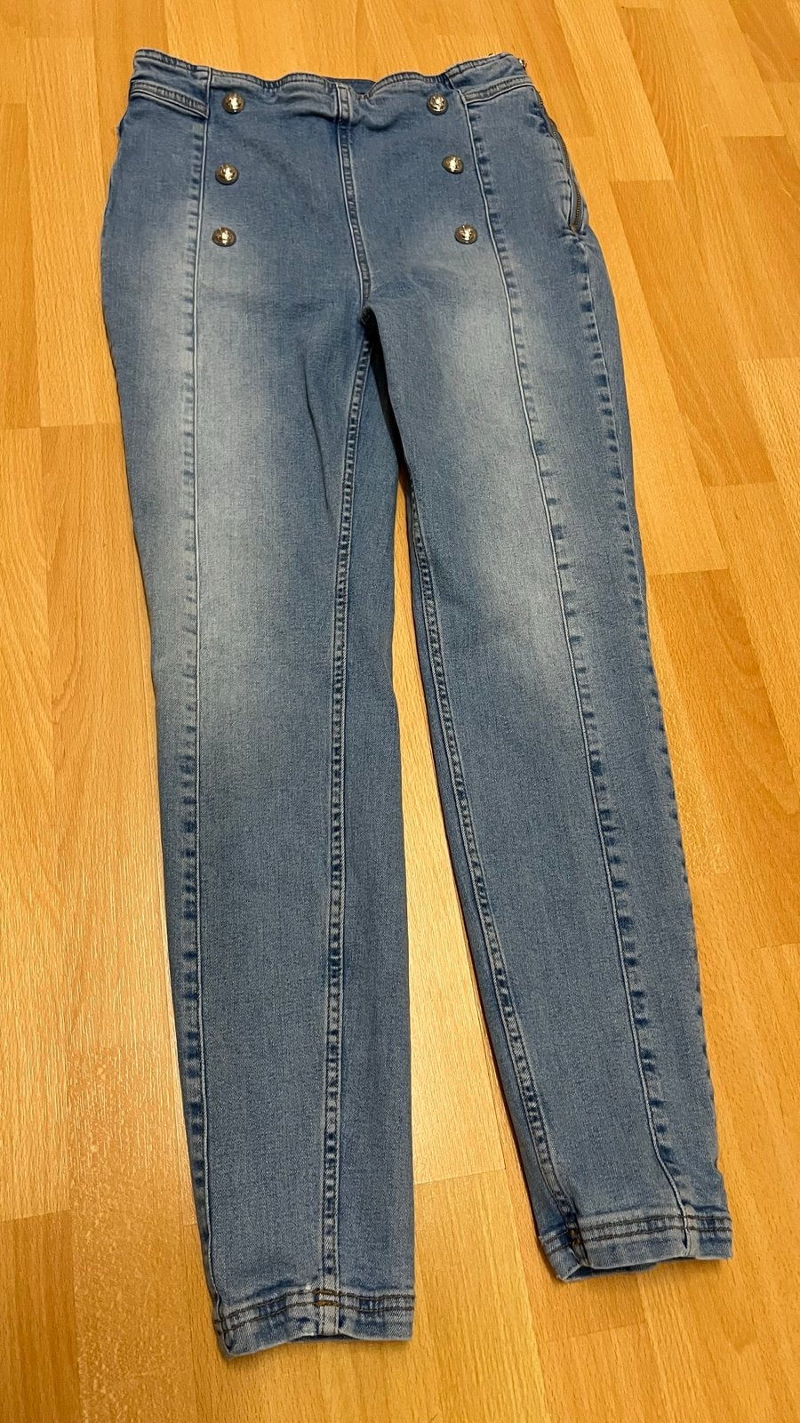 Nikkie spijkerbroek maat 40 met knopen en rits, Ophalen of Verzenden, Gedragen, Blauw, W30 - W32 (confectie 38/40)