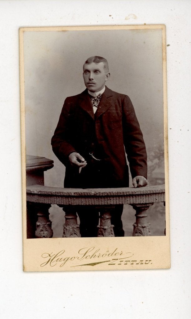R60; CDV Hugo Schröder Zittau, man op balkon, voor 1940, Verzenden, Foto, Zo goed als nieuw, Voor 1940