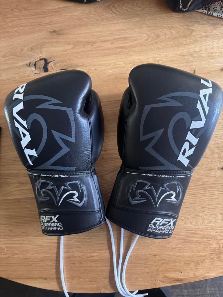 RIVAL RFX-GUERRERO SPARRING GLOVES - HDE-F - 16 OZ, Ophalen of Verzenden, Zo goed als nieuw, Bokshandschoenen