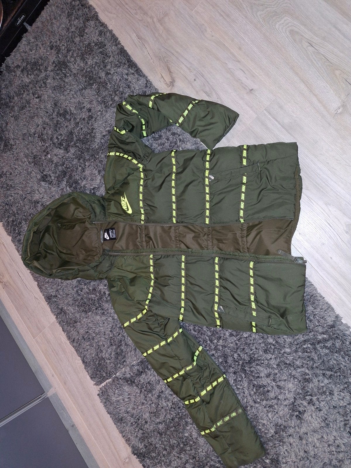 € 1 Nike winterjas groen met neongele accenten, Ophalen of Verzenden, Gebruikt, Maat 164