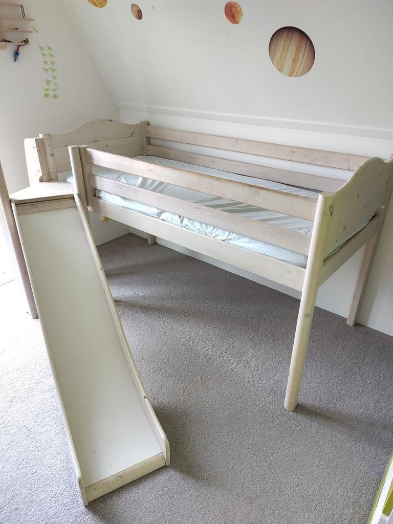 Halfhoogslaper met glijbaan - Gebruikt, Kinderen en Baby's, Kinderkamer | Bedden, Ophalen, 85 tot 100 cm, Gebruikt, Lattenbodem