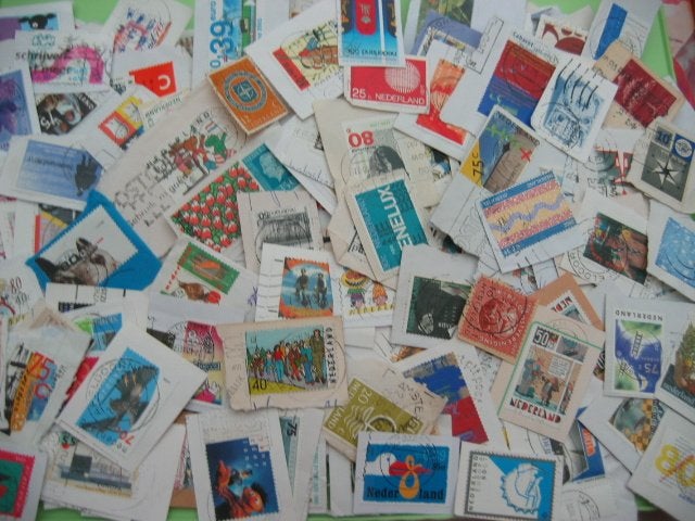 250 verschillende zegels Nederland op papier / gestempeld, Ophalen of Verzenden, Gestempeld