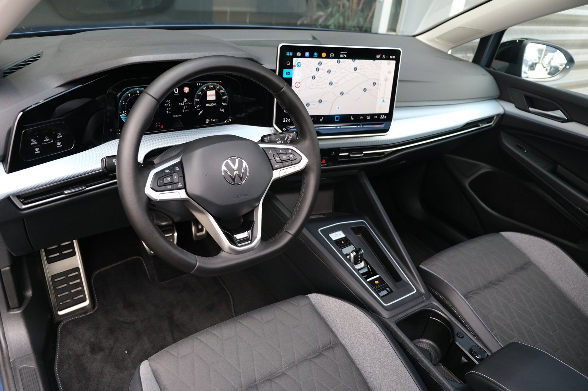 Volkswagen Golf 8.5 1.5 eTSI 115PK DSG Goal Edition Pano Nav, Zwart, 4 cilinders, Lichtsensor, Blauw