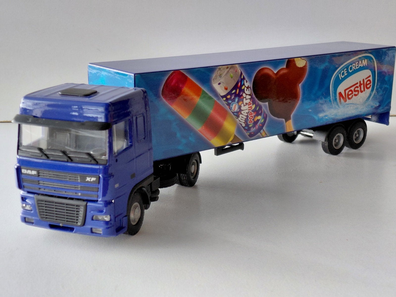 Lion Car DAF XF oplegger Nestlé modelauto vrachtauto, Ophalen of Verzenden, Zo goed als nieuw, Bus of Vrachtwagen, Lion Toys