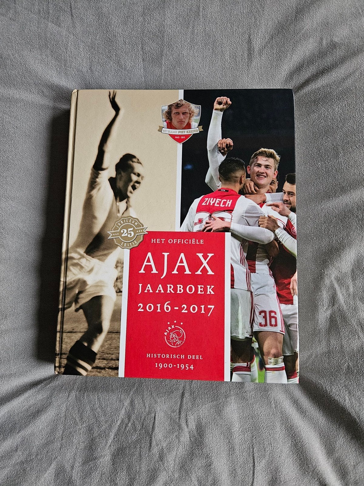 Ajax Jaarboek 2016-2017, Monique Janse; Gerben Oostdam; Evert Vermeer; Matty Verkamman..., Ophalen of Verzenden, Zo goed als nieuw