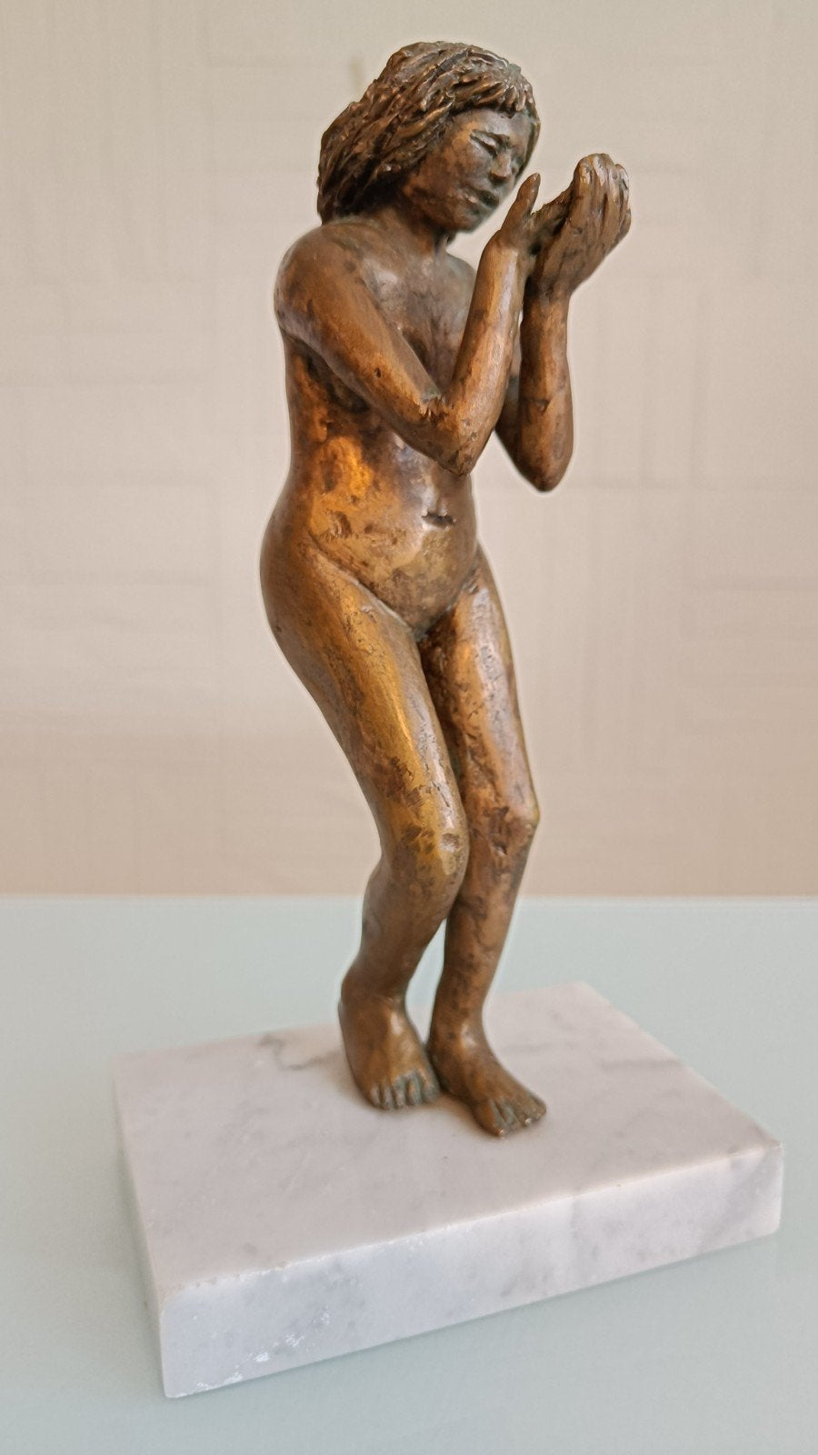 Oud bronzen beeldje naakte vrouw op marmer., Gepatineerd, Ophalen of Verzenden, Brons, 20 - 50 cm