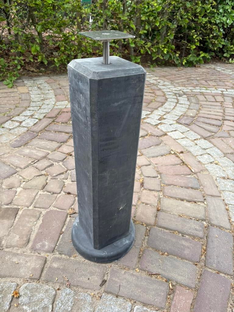 Betonnen poeren incl wegzakpreventie en rvs volgplaat, Ophalen, Zo goed als nieuw