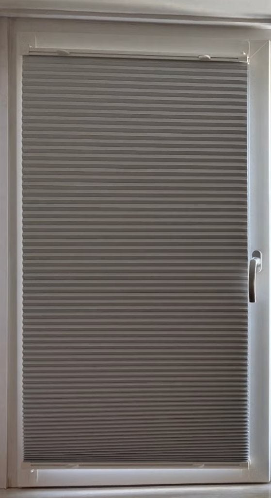 2 x HORNVALLMO Blockout pleated blinds, Ophalen, Inclusief montageonderdelen, Wit, 117 cm