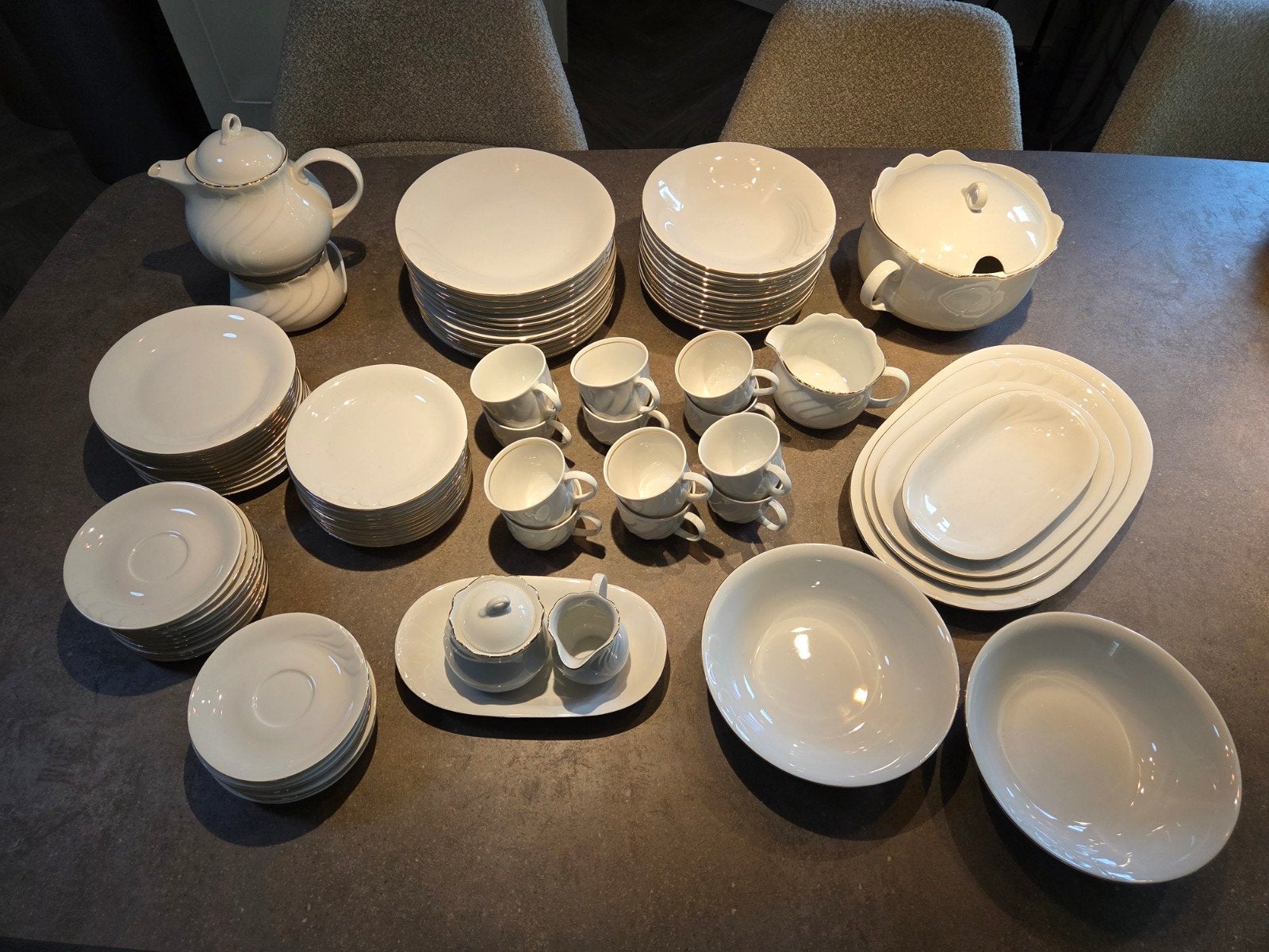 groot wit poselein servies, Ophalen