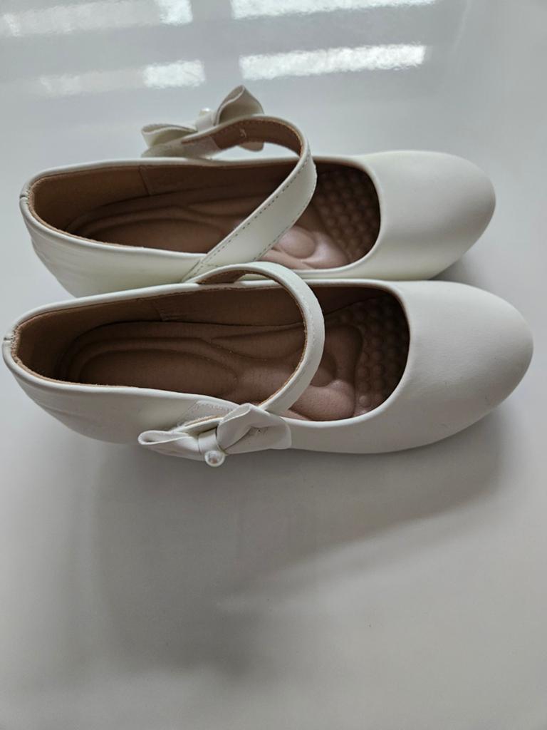 Mooie witten schoenen met strek maat 33, Schoenen met lage hakken, Wit, Nieuw, Ophalen of Verzenden