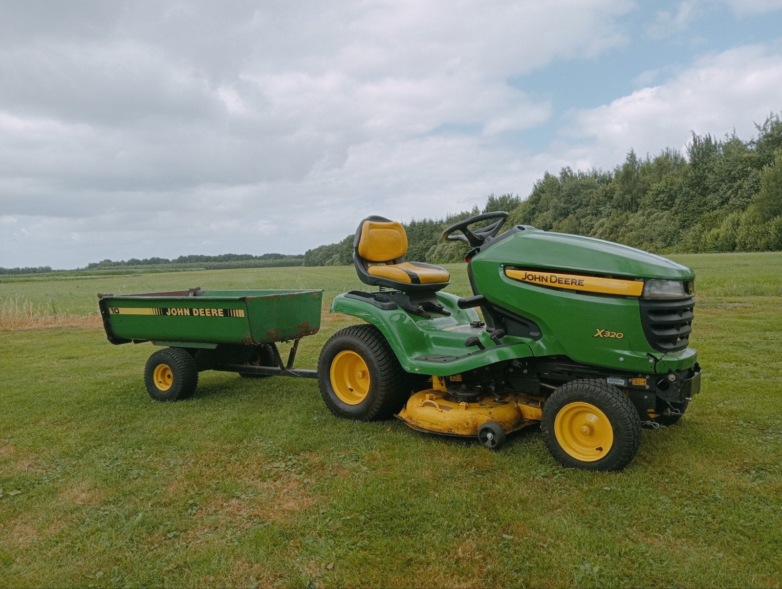 John Deere X320 Zitmaaier met originele aanhanger, Cirkelmaaier, Gebruikt, Benzine-grasmaaier, 50 cm of meer